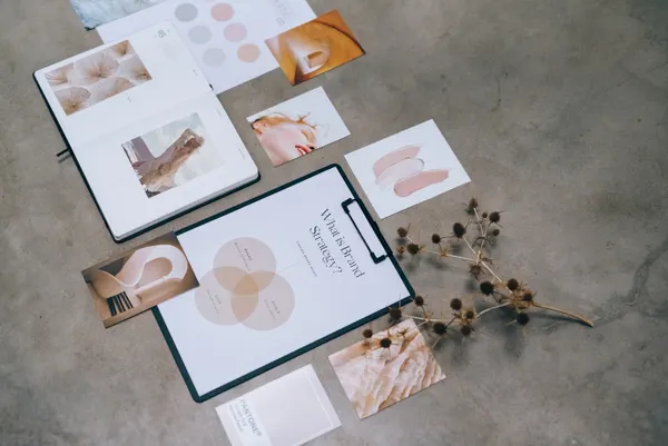 Planche d’identité visuelle avec palette, typographie et photographies