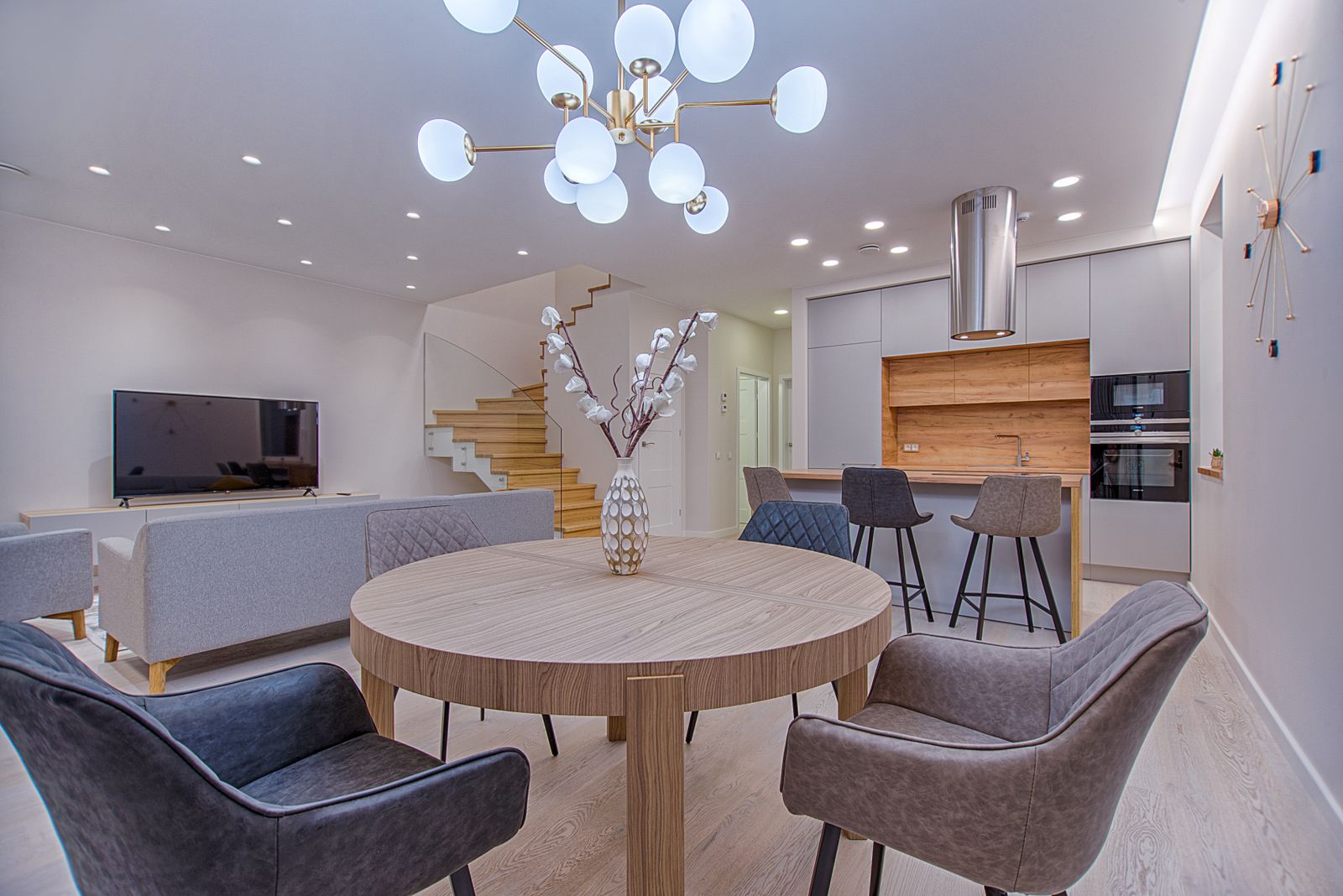 Salle à manger lumineuse photographiée pour une annonce immobilière