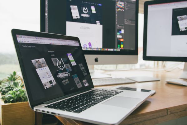 Poste de travail avec ordinateur portable et interfaces de design web